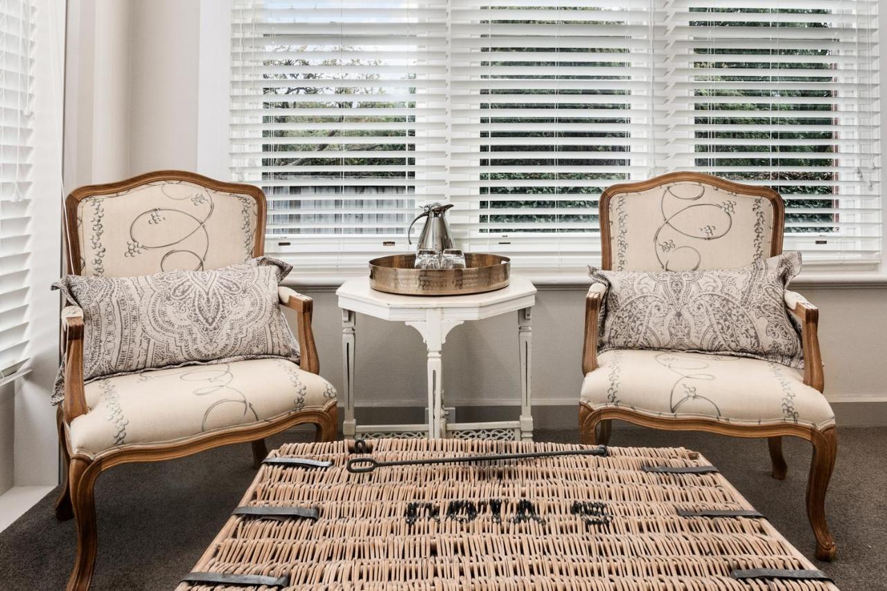 샌디베이 The Rivulet B&B 외부 사진 A set of plantation shutters