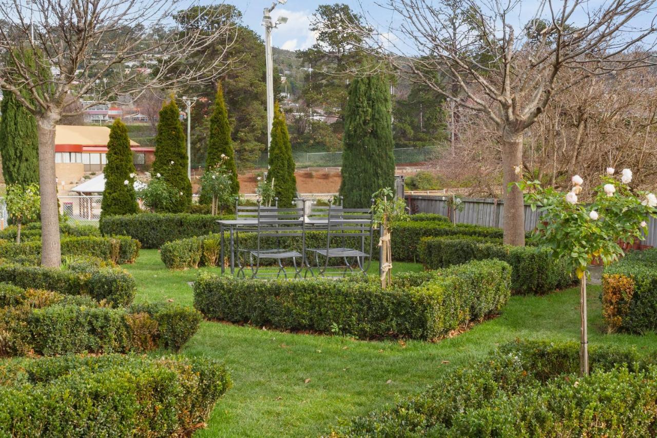 샌디베이 The Rivulet B&B 외부 사진 The gardens at the school
