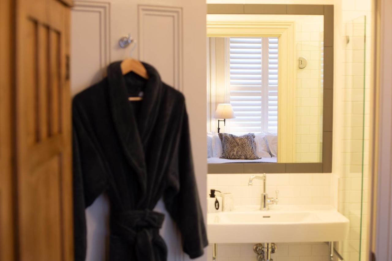 샌디베이 The Rivulet B&B 외부 사진 A bathrobe hanging on a bathroom door