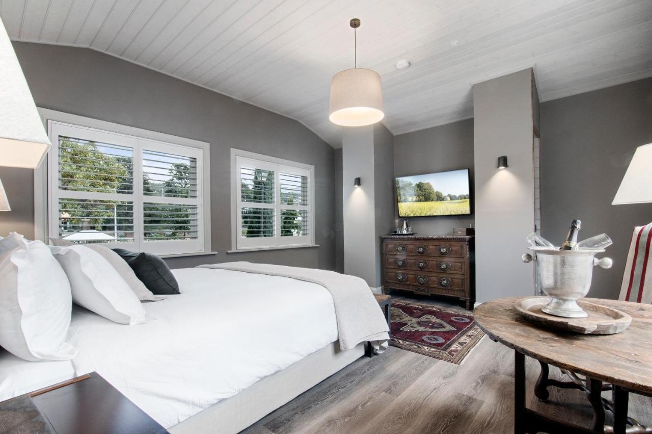 샌디베이 The Rivulet B&B 외부 사진 A bedroom at the Inn at the Opera House