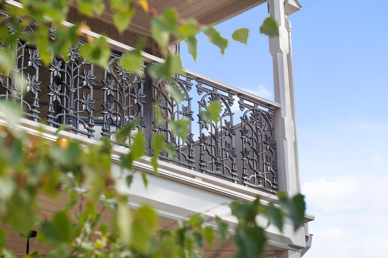 샌디베이 The Rivulet B&B 외부 사진 Ironwork on the balcony of the house