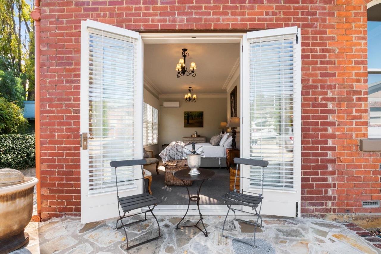 샌디베이 The Rivulet B&B 외부 사진 A set of French doors open to a patio