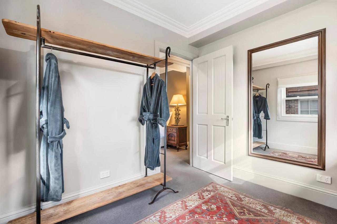 샌디베이 The Rivulet B&B 외부 사진 A modern coat rack